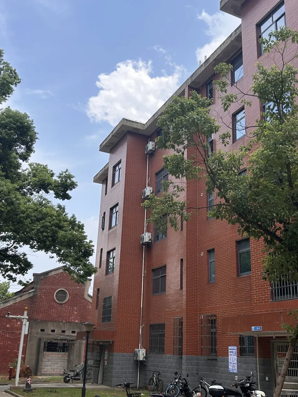 中南大学宿舍楼外景