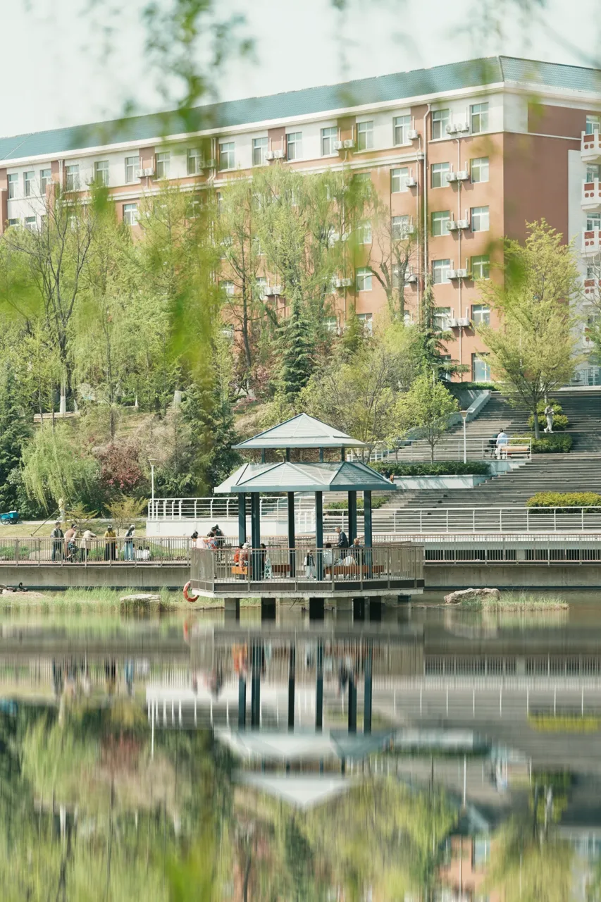 大连理工大学湖畔凉亭实景