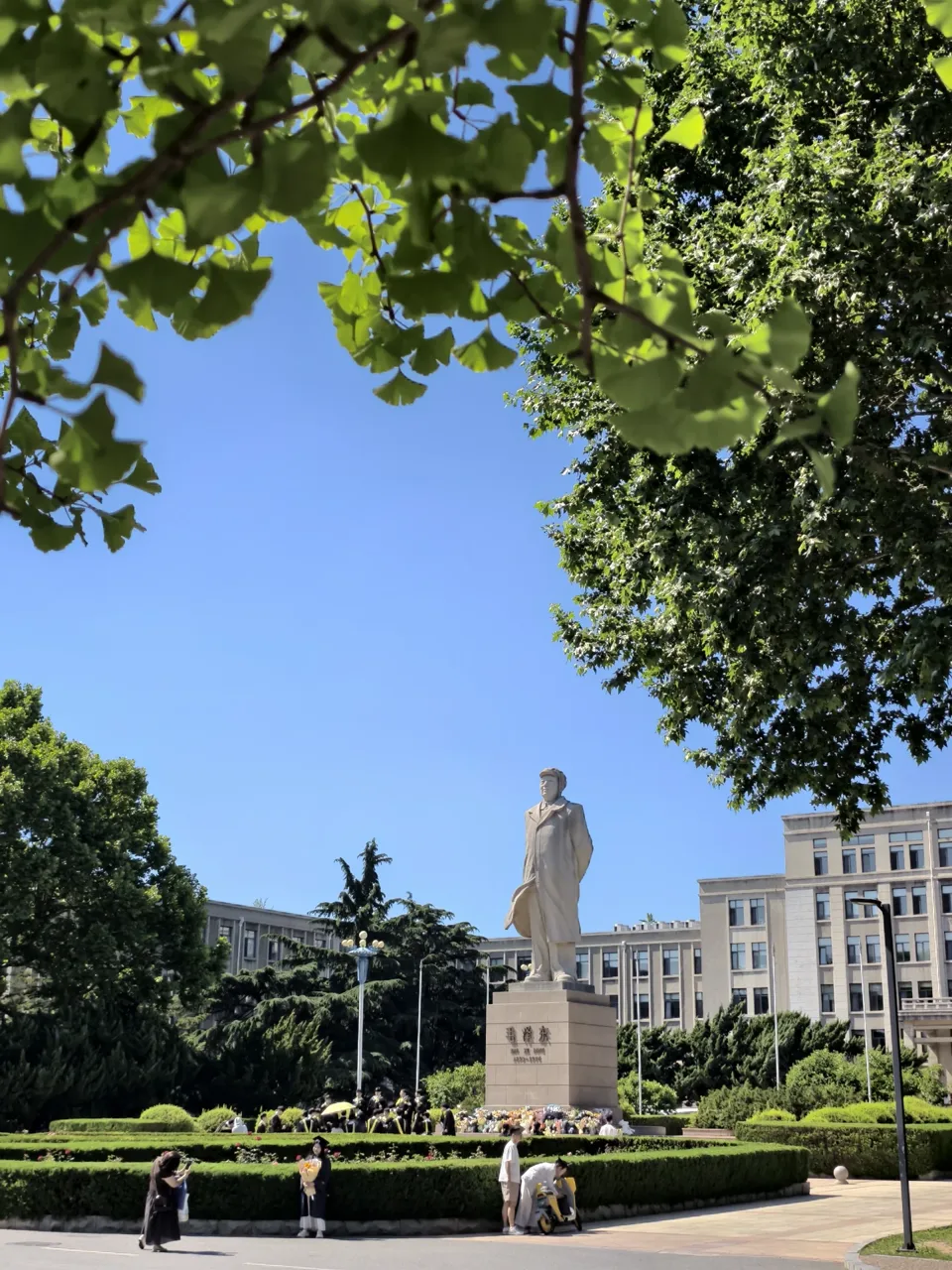 大连理工大学主楼前雕像实景