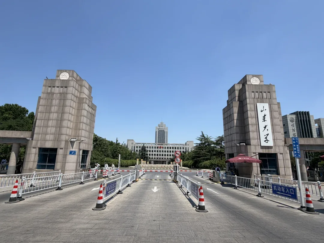 山东大学中心校区正门实拍