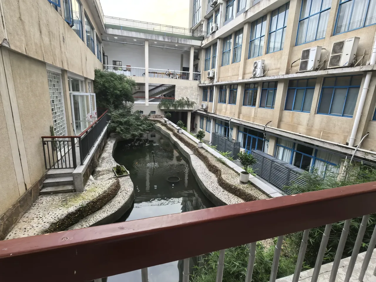 湖南大学教学楼庭院