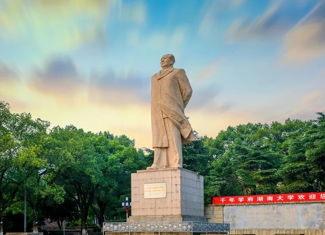 湖南大学东方红广场毛主席像