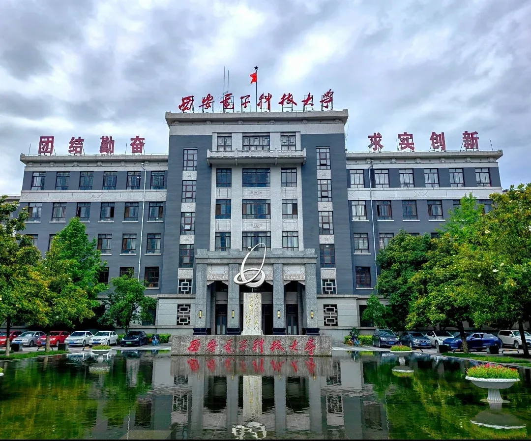 西电主楼正面实景